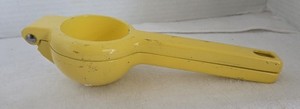 VINTAGE Metaltex Tropio Stainless Steel Lemon Juices - Yellow