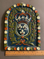 VINTAGE HAND PAINTED MAJOLICA POTTERY MAN FLEUR DE LIS CROWN LEAF WALL HANGING