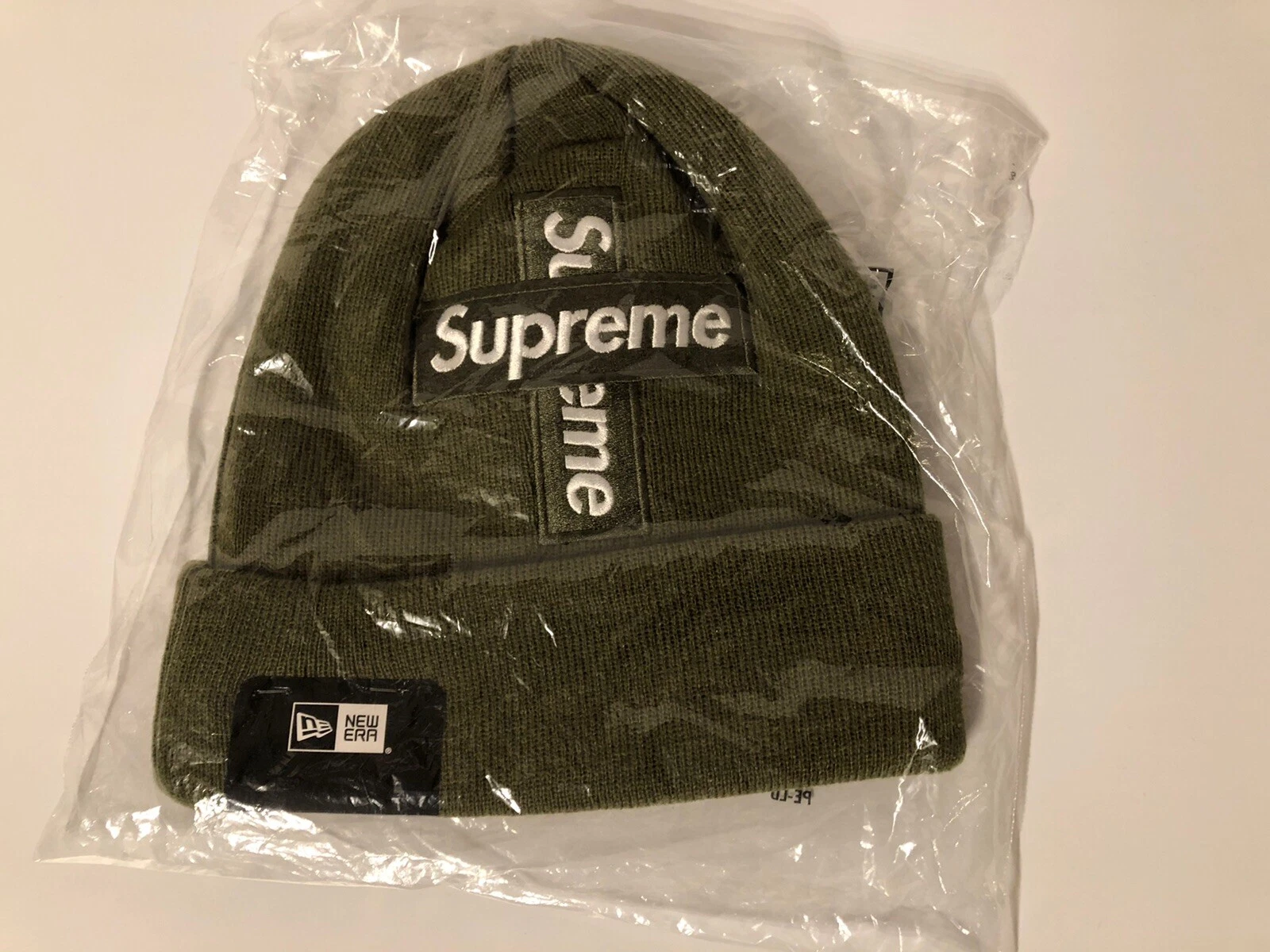 Bonnet Supreme New Era logo boîte croisée olive clair 