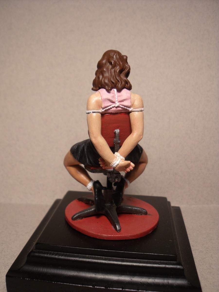FIGURINE 1/18 GIRL URSULA A COLLER A PEINDRE | Vroom Models