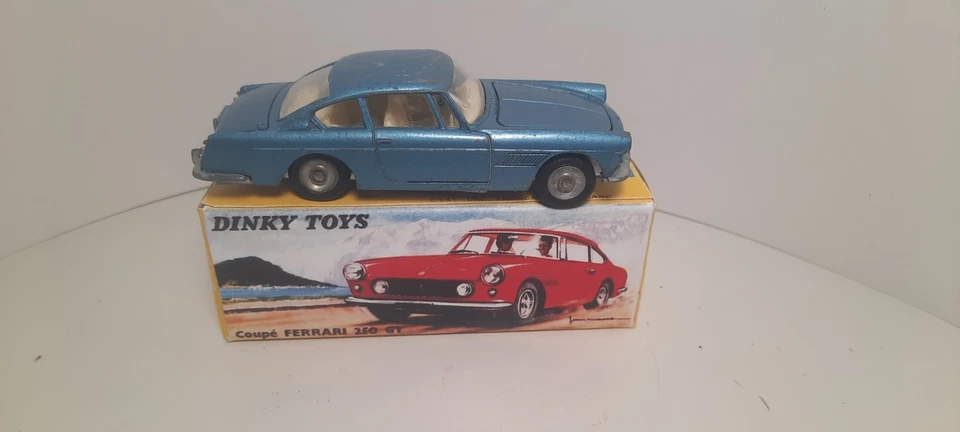 Coche vintage FRENCH DINKY MECCANO FERRARI 250GT 2+2 Nº 515 Hecho en FRANCIA 1/43 Foto 2 de 4