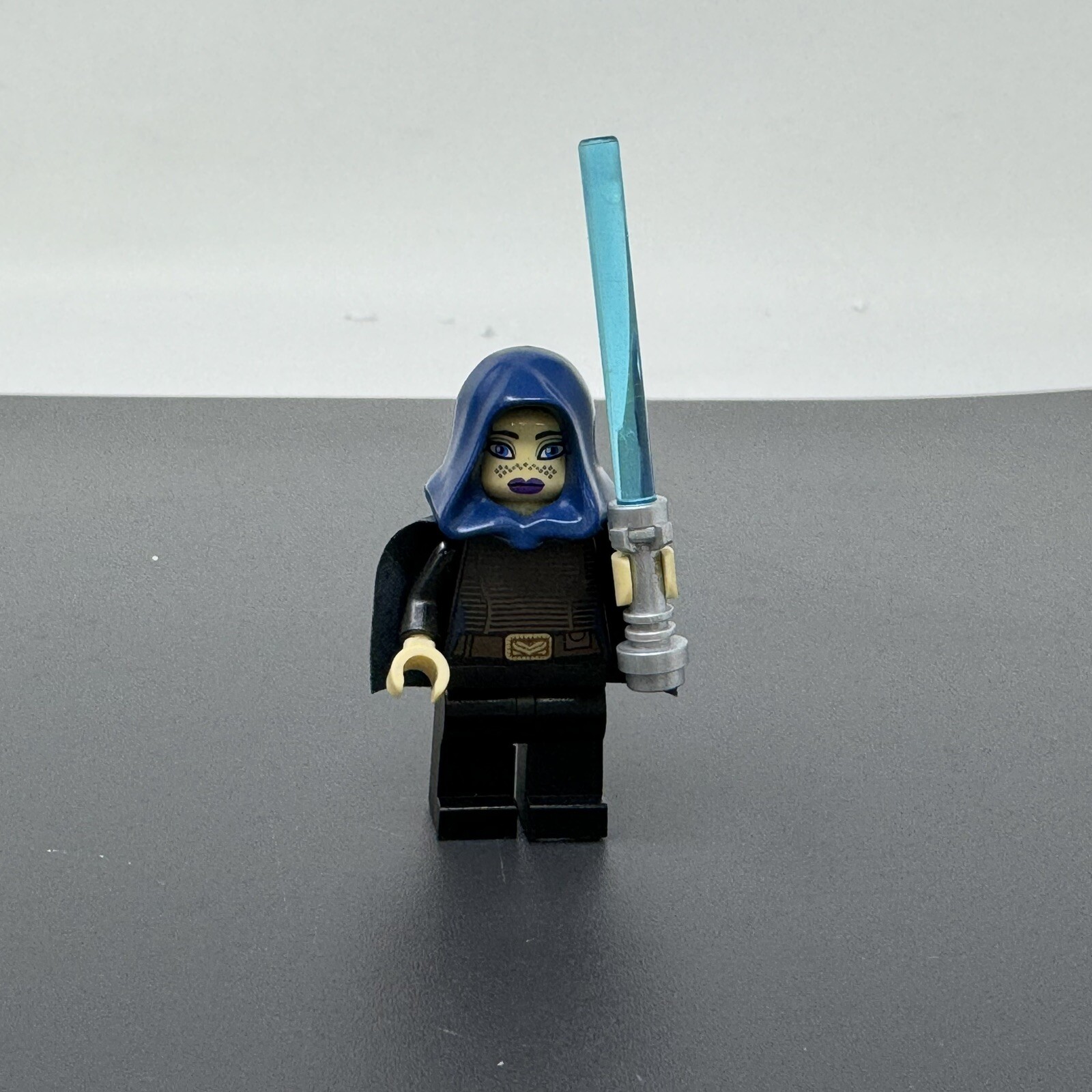 SW196 Lego Star Wars Barriss Offee Minifig Mirialan Jedi w/ Short Cape 9491