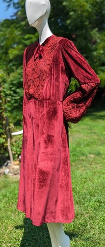 ELEGANT 1930’S RED SILK VELVET DRESS W MOST UNUSUAL RAFFIA WOVEN FLORAL LACE - Picture 5 of 10