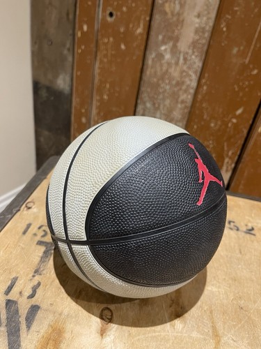 Mini pelota de baloncesto Jordan negra y gris roja con logotipo - Imagen 6 de 13