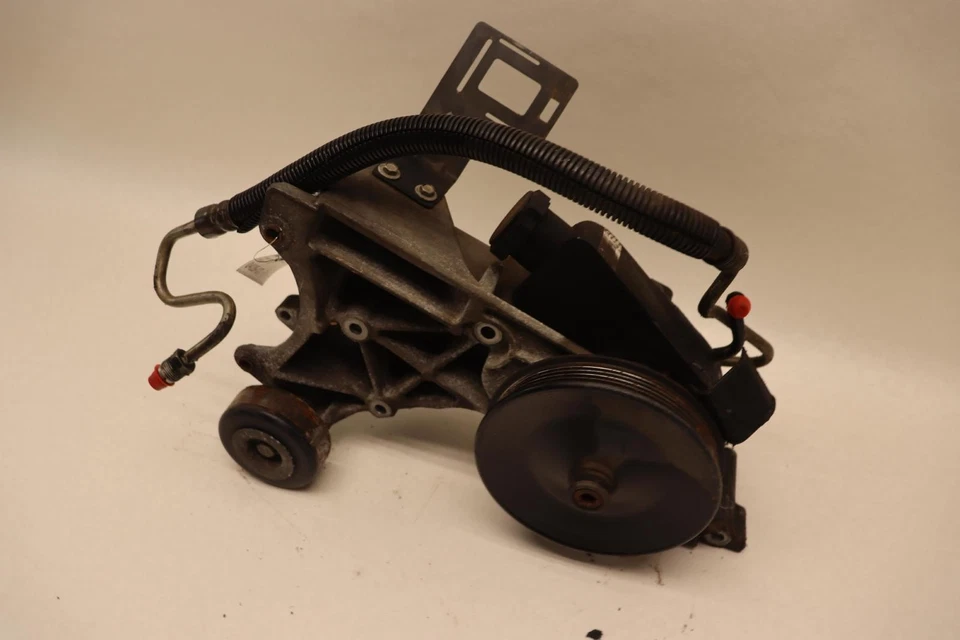 2001-2002 CHEVY TAHOE 4X2 MOTOR DE BOMBA DE DIREÇÃO HIDRÁULICA COM SUPORTE DE MONTAGEM FABRICANTE DE EQUIPAMENTO ORIGINAL - Imagem 3 de 4