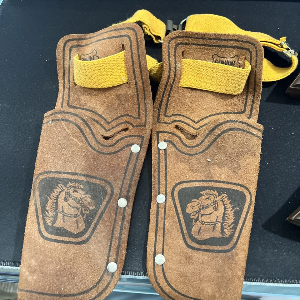 Винтажный лот из 3 игрушек крышка пистолет игрушка или костюм косплей пони мальчик с кобурой - Изображение 3 из 4