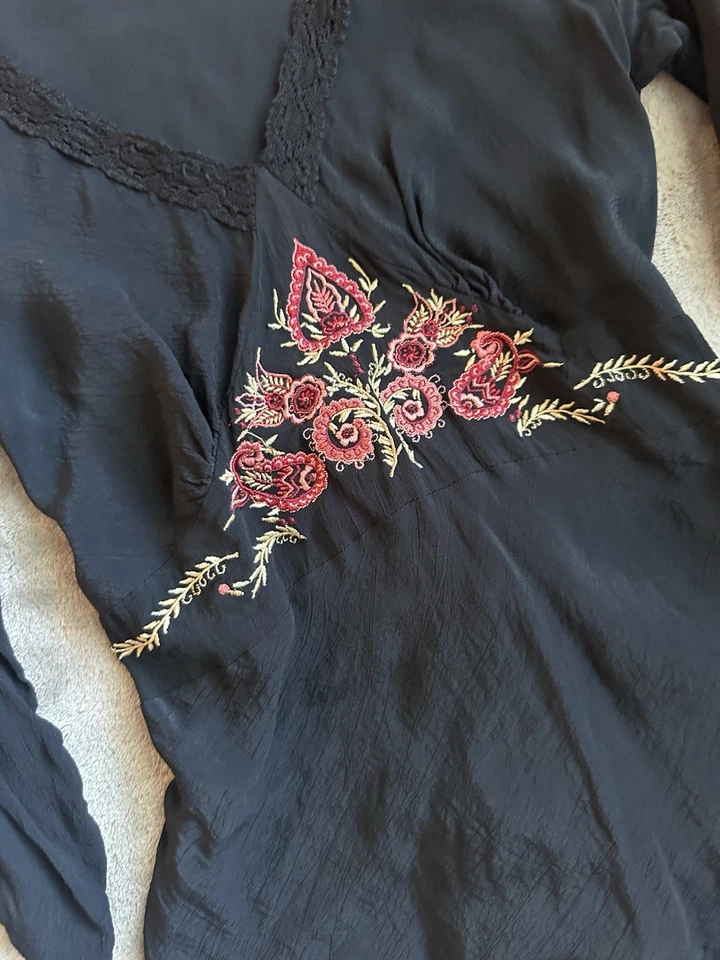 Top campesino boho bordado negro gloria desteñido vintage Y2K encaje ribete manga campana Foto 3 de 4