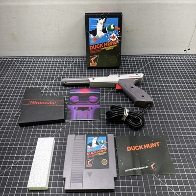 DUCK HUNT Nintendo NES CIB  W/5 Screws/Manual/Hangtab/Poster/Zapper D3