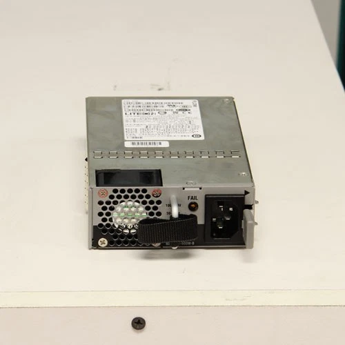 Fuente de alimentación Cisco NXA-PAC-500W-B serie N3K puerto admisión lateral Foto 3 de 4