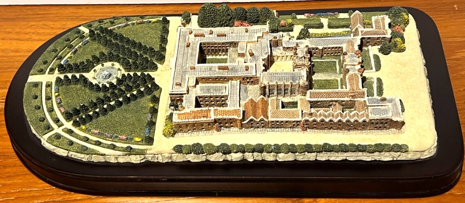 Huge Detailed HandPainted Hampton Court Palace Model British Heritage Collection - Image 2 of 4