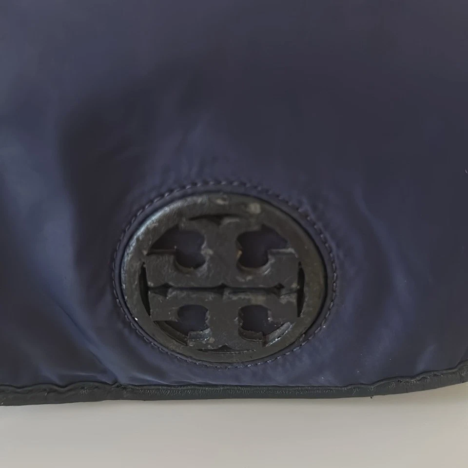 Bolsa tiracolo Tory Burch couro acabamento náilon azul marinho - Imagem 4 de 4