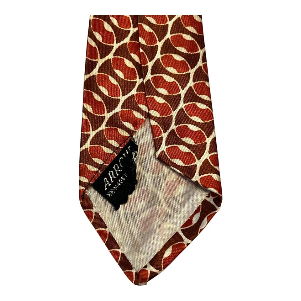 Corbata Mod Vintage Arrow Mid-Century - Estampado Geométrico Marrón y Rojo - Hecha en EE. UU. Foto 2 de 4