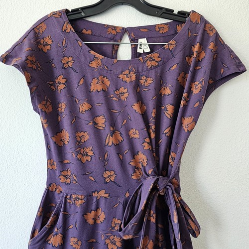 Mono floral morado pequeño Pact | Mezcla de algodón orgánico | Mameluco con lazo en la cintura - Imagen 2 de 17