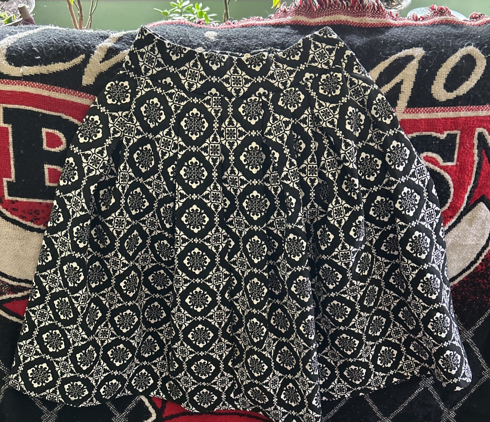 Women's Black & White Patterned Skirt Size XS Stylish & Trendy