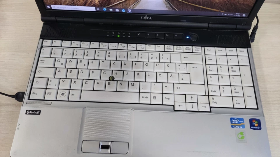 Laptop Fujitsu Lifebook, Intel Core i5 2410M, 4GB RAM, 120 GB SSD, Win 10 - Bild 3 von 4