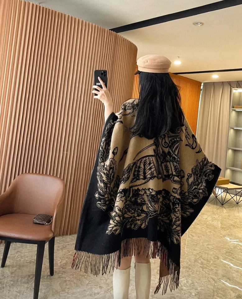 Poncho con capa de cachemir reversible Burberry Foto 3 de 4