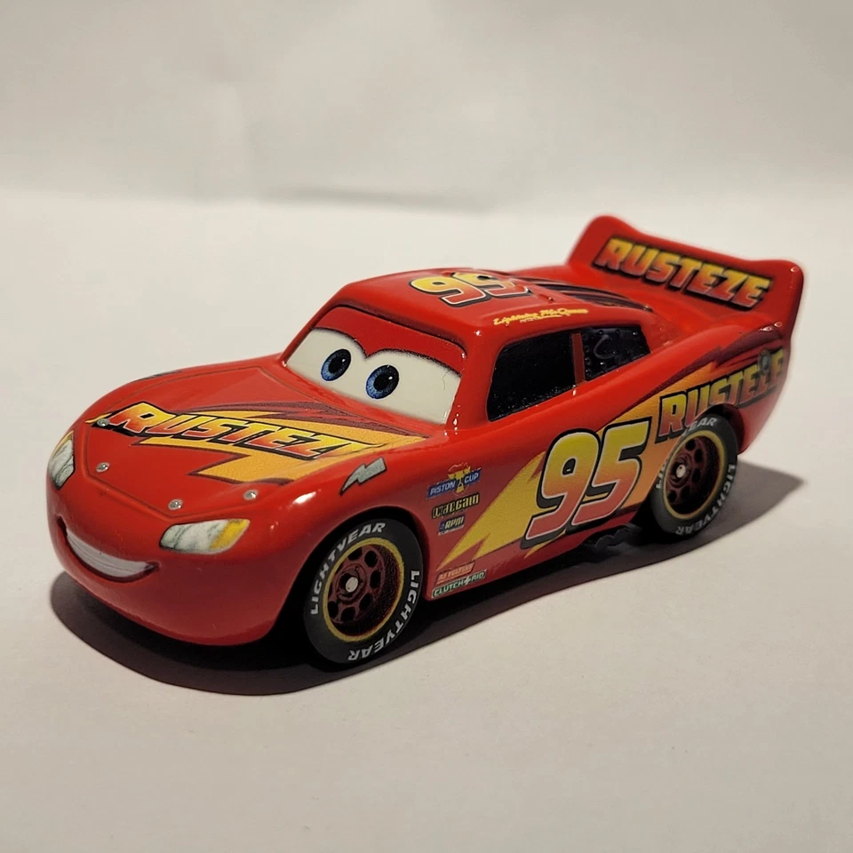 Lote de 15 autos Disney Pixar Diecast Lightning McQueen Mater Doc Hudson y más Foto 4 de 4