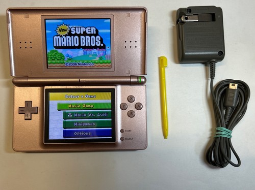 Nintendo DS Lite USG-001 Handheld-Konsole mit Stylus & Ladegerät Metallic Rose