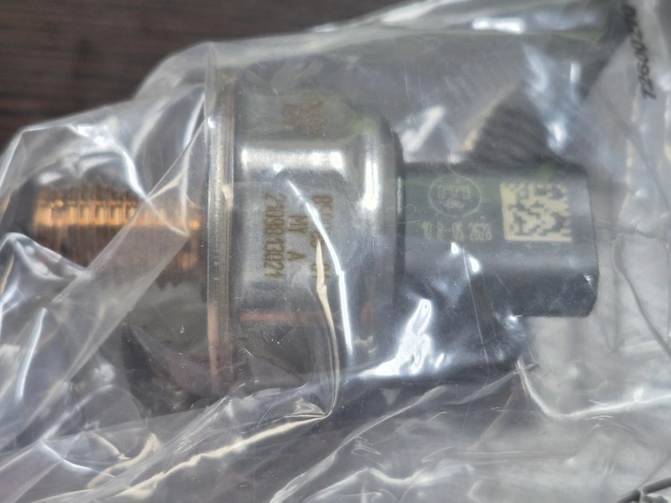 Sensor de presión de riel de combustible GENUINO Volvo D13 23488939 HECHO EN SUECIA Foto 2 de 2