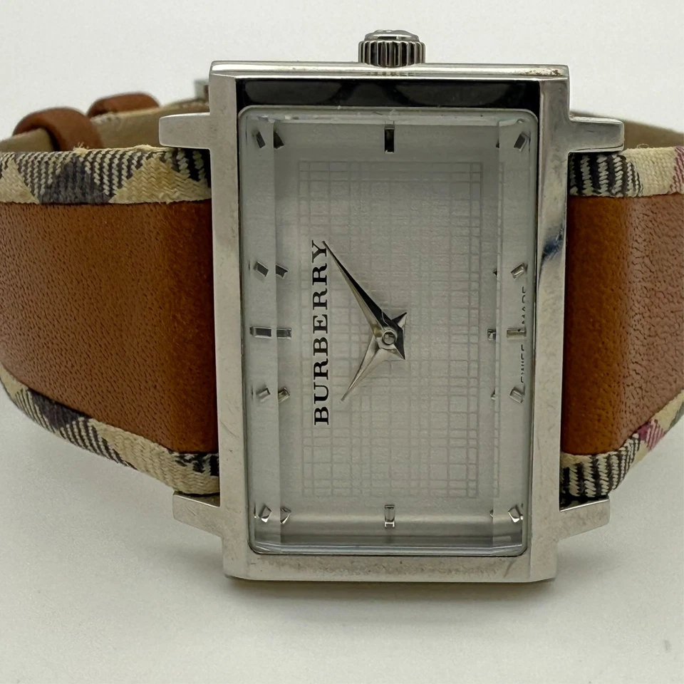 Relógio suíço feminino Burberry tom prata clássico 33 mm, couro marrom, BU2151 - Imagem 4 de 4