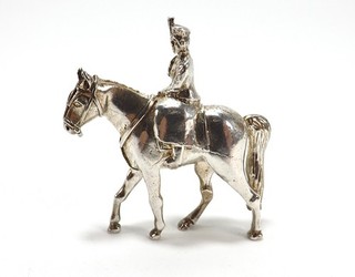 VINTAGE MINIATURE SCULPTURE OF LATE QUEEN ELIZABETH 11 BIRMINGHAM 1977 REF 284/3