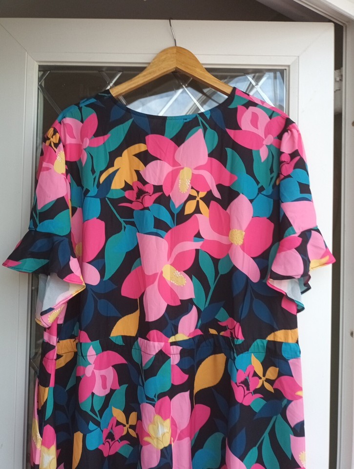 LITTLE PARTY DRESS (Australia) EYECATCHING, COLOURFUL, SUPER SMART SIZE