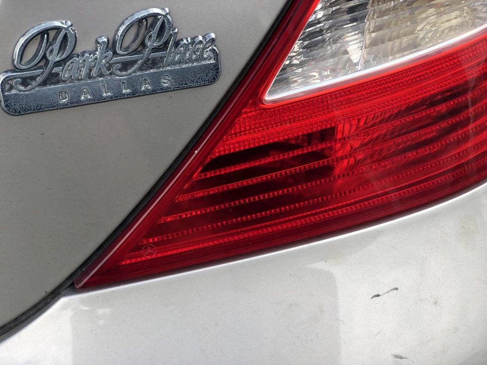 Lanterna traseira lateral direita do passageiro 06/08 Mercedes Benz CLS63 AMG C219 FABRICANTE DE EQUIPAMENTO ORIGINAL - Imagem 4 de 4