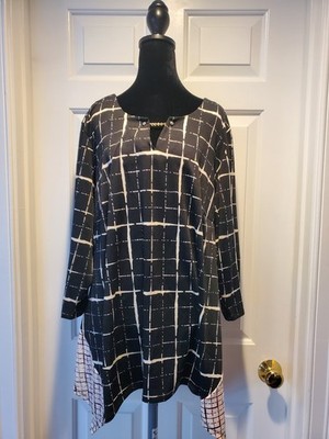 Zac & Rachel Women's 2X Shark Hem Plus Size Abstract Black & White Tunic Blouse