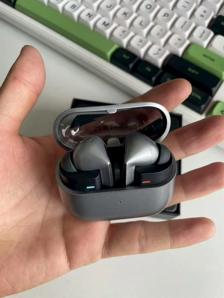 Brand New SAMSUNG Galaxy Buds 3 Pro AI True Wireless Bluetooth Earbuds Silver - Image 3 of 4