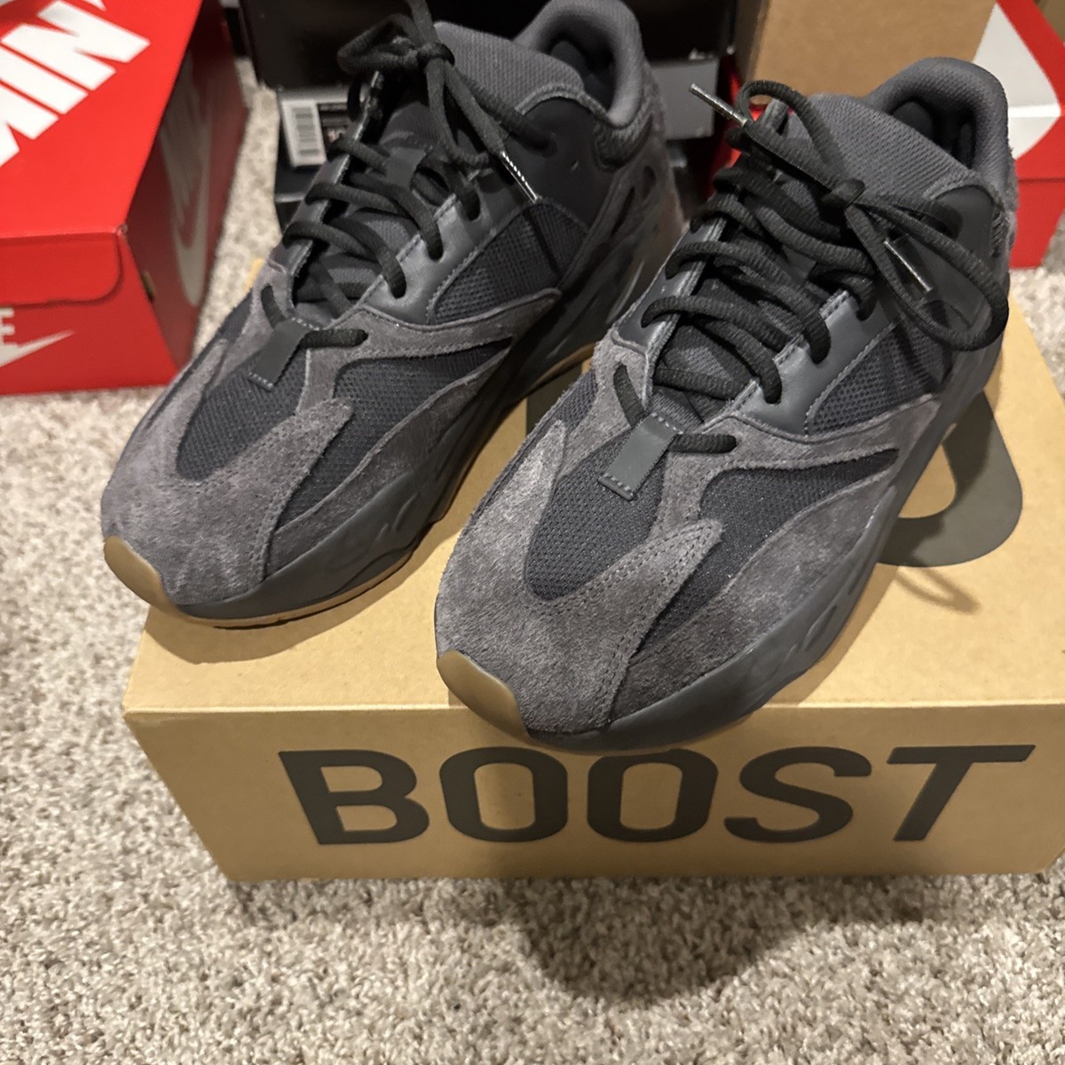 fake yeezy 700 black