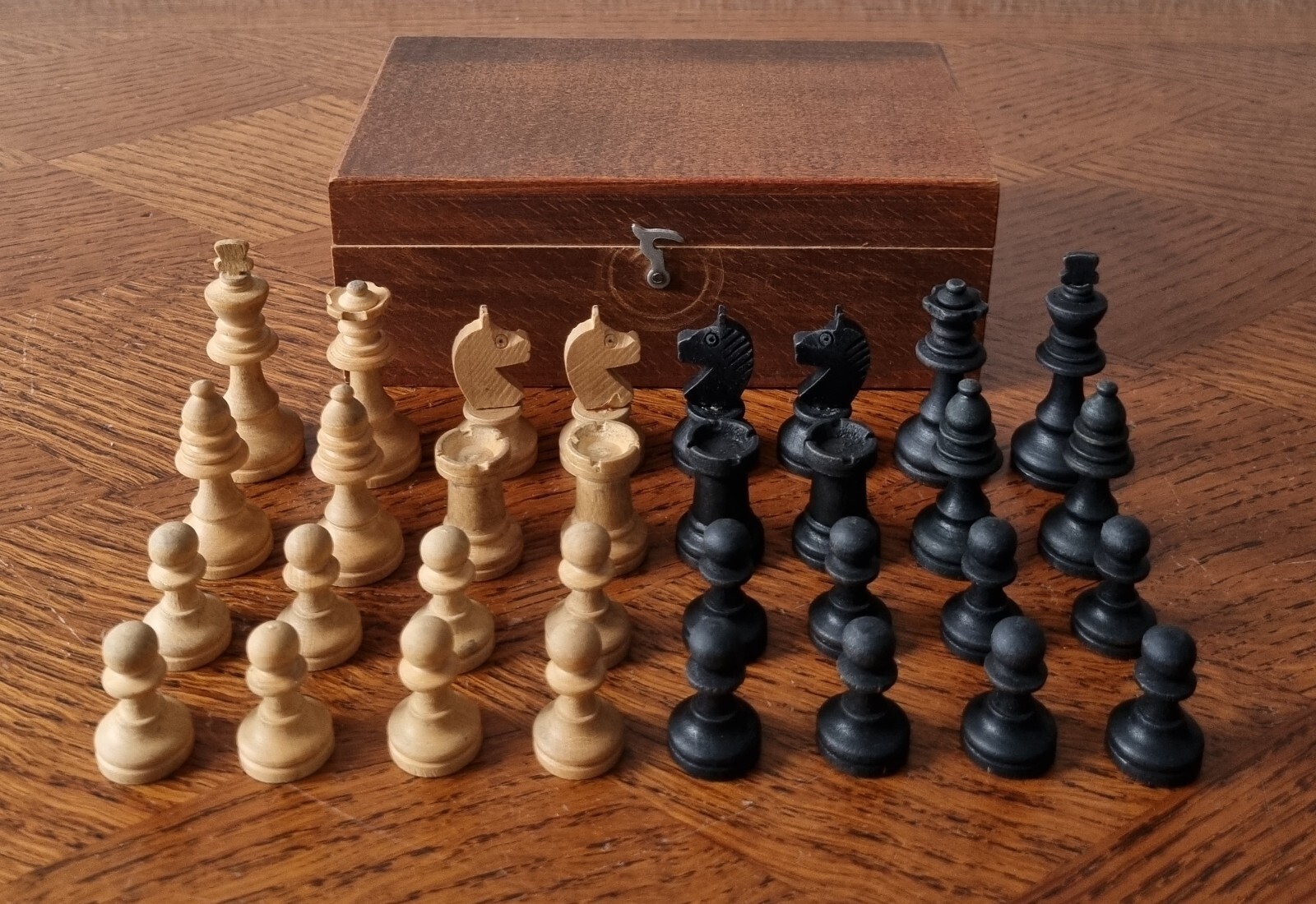 Schöne alte geschnitzte Retro Schachfiguren in Holzschatulle um 1940/50