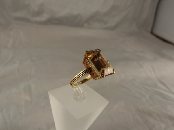 ANILLO DE ORO CON IMPORTANTE TOPACIO TALLA ESMERALDA