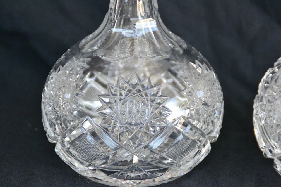 COPPIA DI VECCHIE BOTTIGLIE IN CRISTALLO MOLATO CON TAPPO IN ARGENTO - Immagine 3 di 4