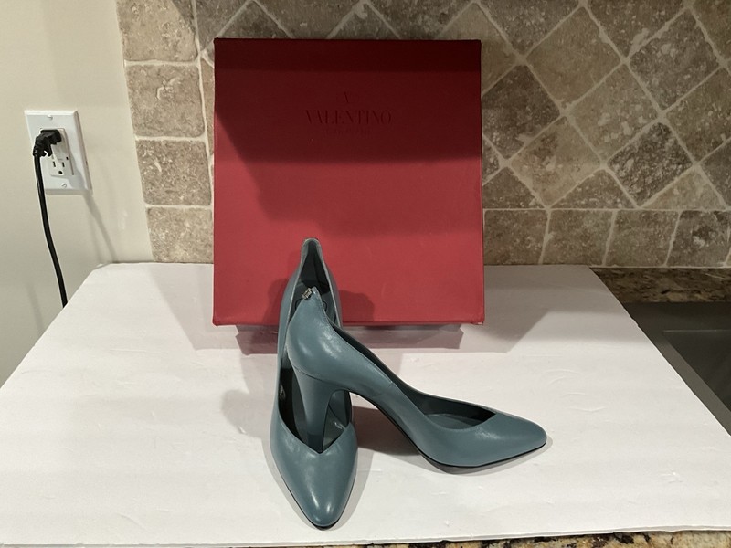 VALENTINO GARAVANI VINTAGE PUMPS NEW IN BOX OH SO SEXY DON”T PASS