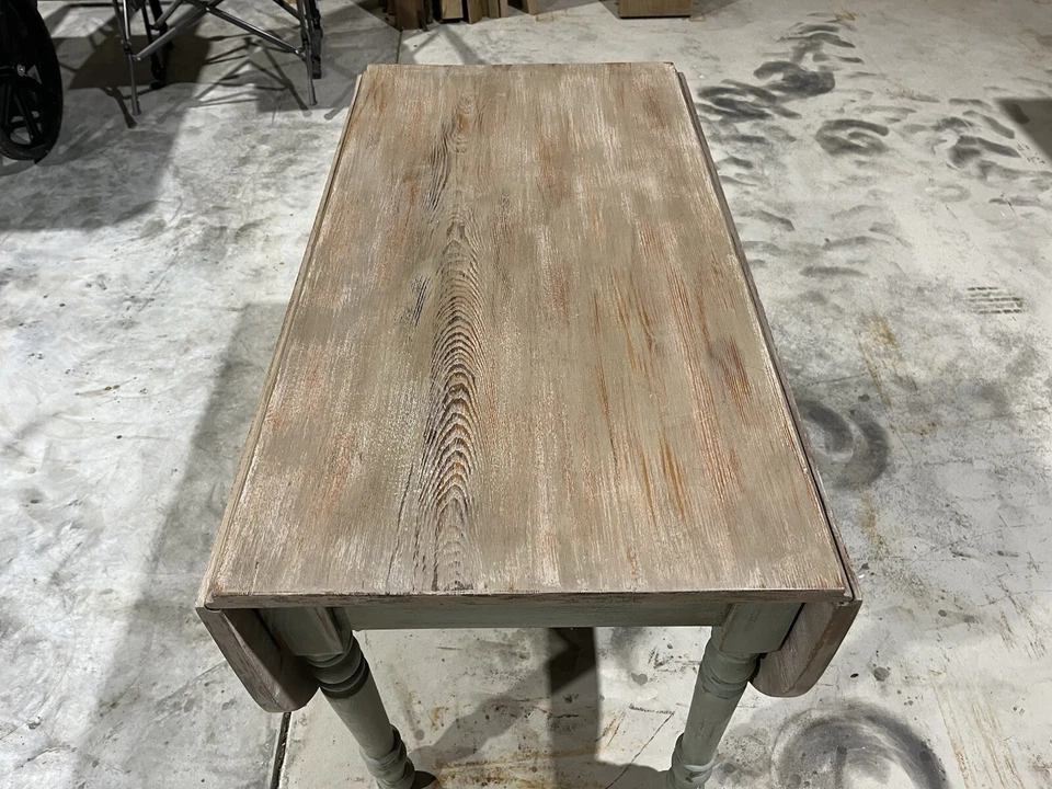 Mesa de pino corazón plegable en los laterales.  Pátina acabado lavado buen estado Foto 3 de 4