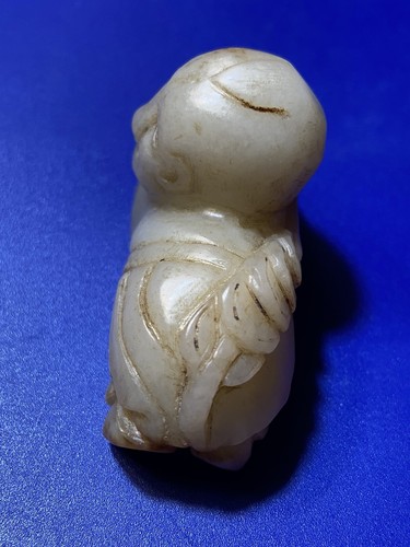 RARE RUSSETED WHITE JADE SCULPTURE OF A CRAWLING HUMAN BABY. MING-QING PERIOD. - Picture 8 of 9