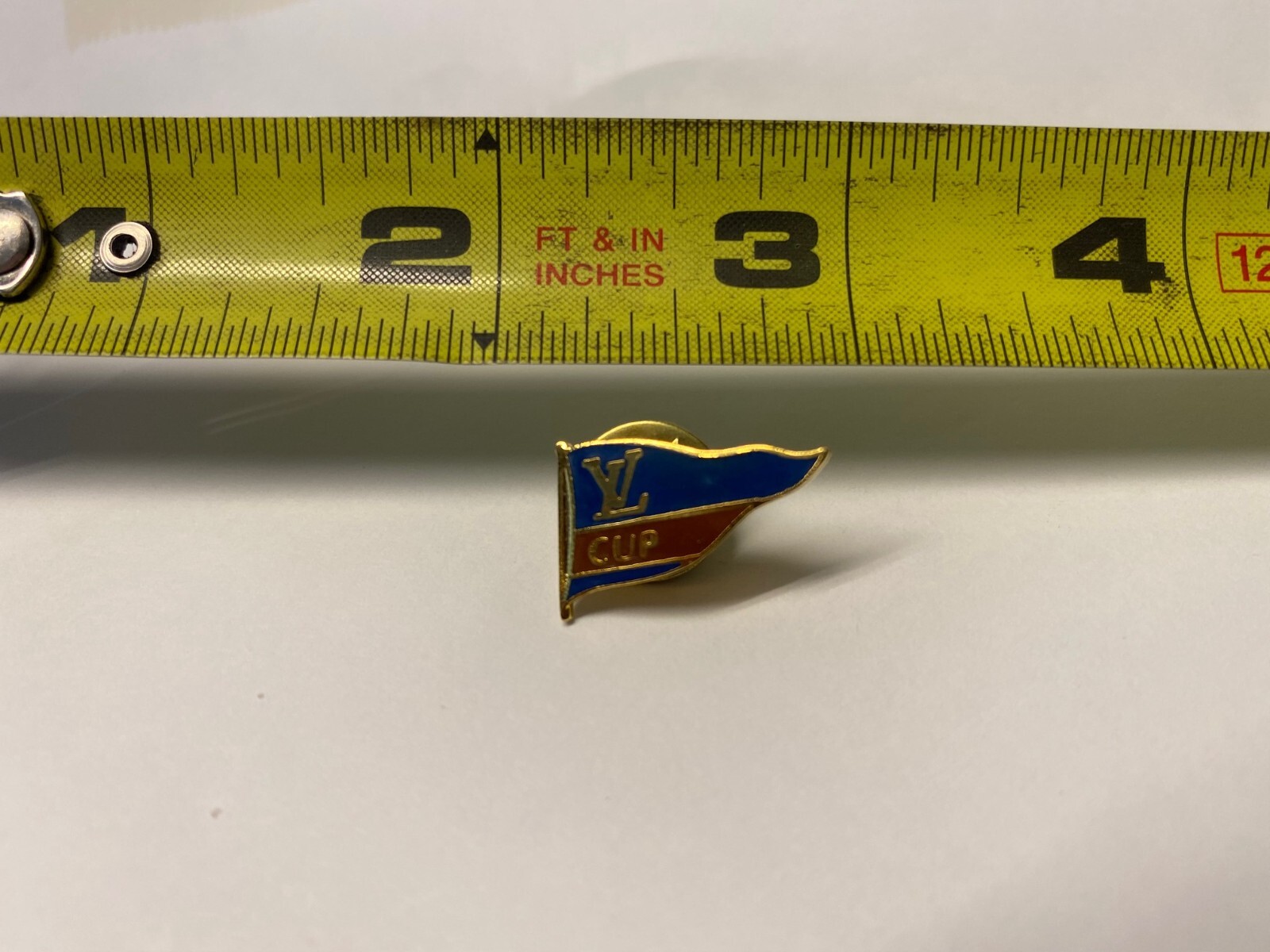 logo louis vuitton brooch