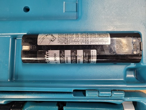 MAKITA 6095DW Cordless Drill  W/ Flashlight, Charger, Batteries & Case - Picture 6 of 7