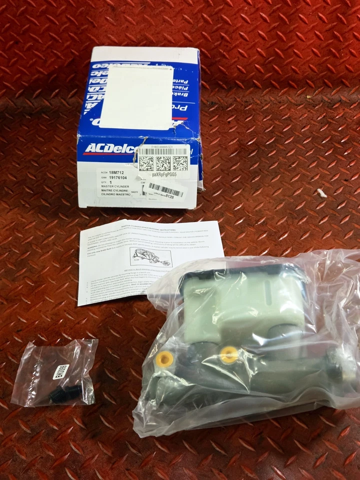 Cilindro maestro de freno ACDelco genuino 1995-2000 para Chevy C1500/C2500 Suburban Foto 4 de 4