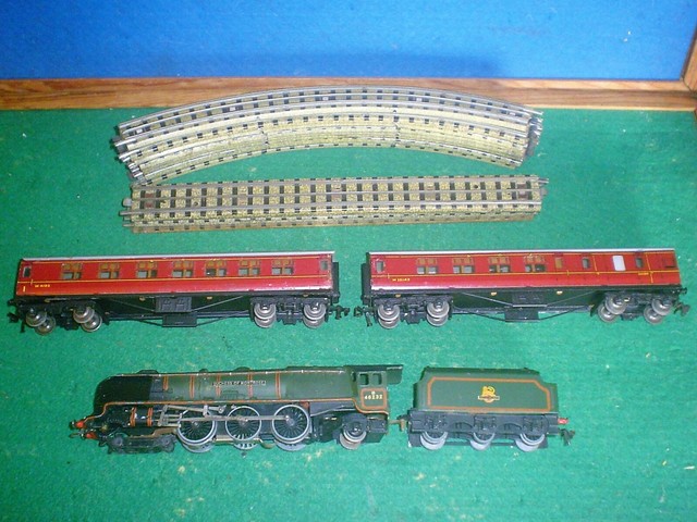 Hornby Dublo 3 Rail EDP12 Passenger Set 