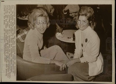 1972 Press Photo Jan Evans and Barbara Cernan at Space Center in Houston, Texas