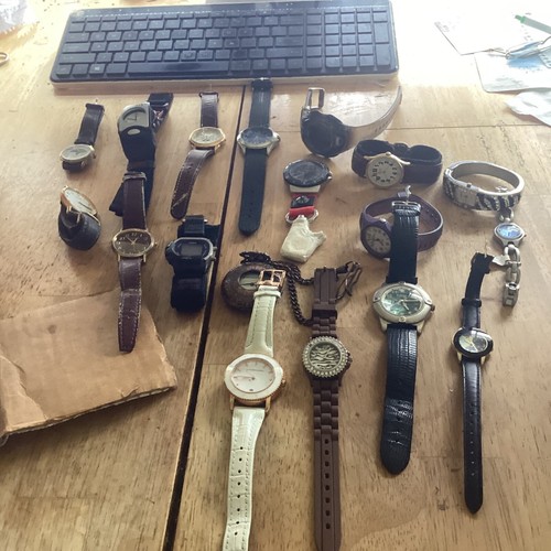 lotto orologi vintage.Molti vecchi quarti,alcuni caricatori.parti,molte marche. - Foto 6 di 12