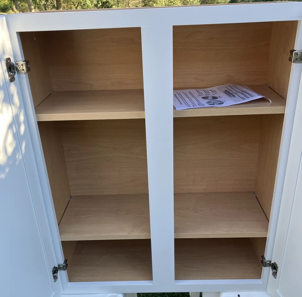 Gabinete de cocina de pared Hampton Bay 30"h X 36”w ~ 2 estantes ajustables blanco polar Foto 2 de 4