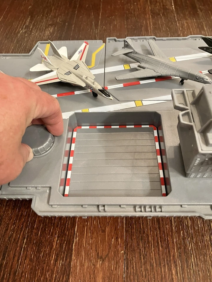Portaaviones Redbox 68 1998 de colección barco de juguete con aviones fundidos a presión Foto 4 de 4
