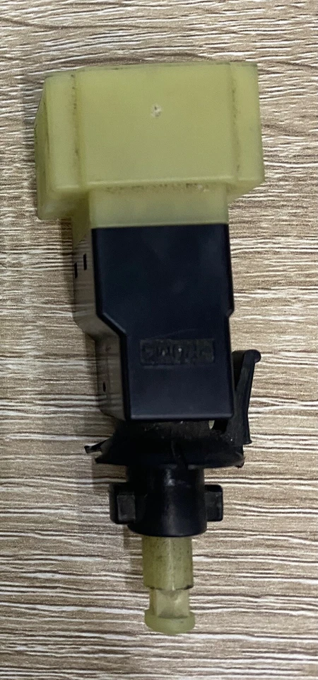 Sensor interruptor luz freno Delphi usado para vehículos Mercedes-Benz 1998-2013 Foto 4 de 4
