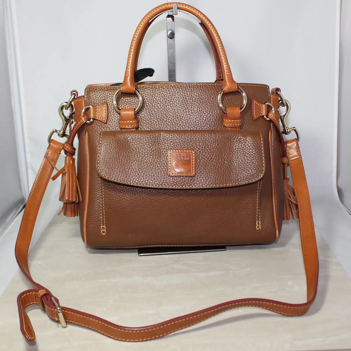 Pebble grain medium pocket deals satchel