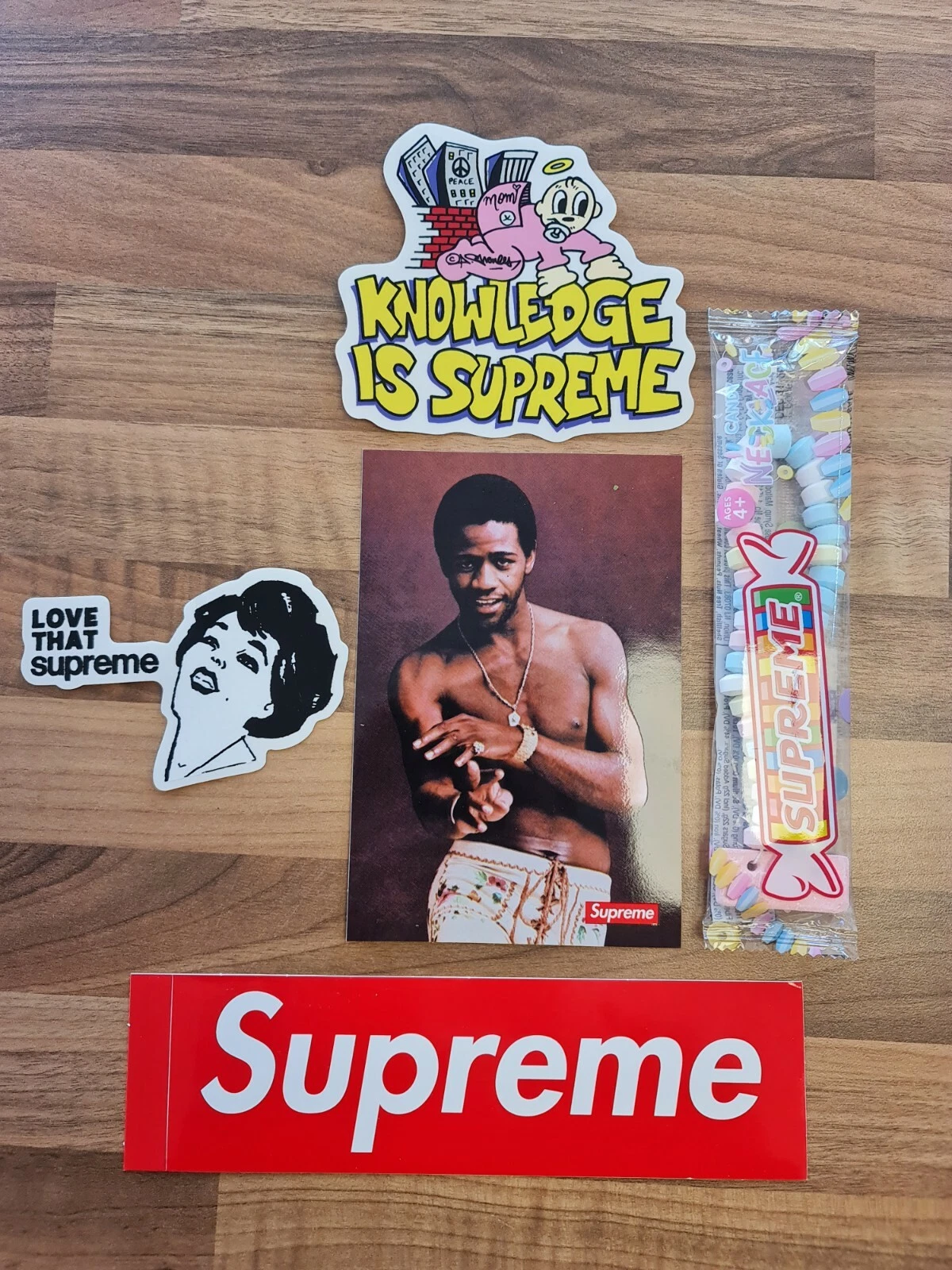 Ensemble collier et autocollants Supreme Candy *NEUF*