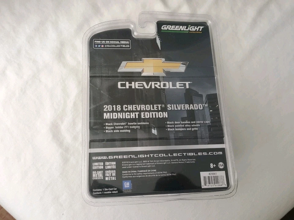 2018 Chevrolet Silverado 1500 Midnight Edition Greenlight 29941 Chase Car 1/64 - Image 3 of 3