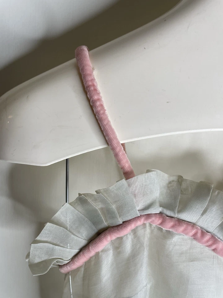 Vestido midi de encaje festoneado con tirantes de espagueti de terciopelo rosa acampanado y corte transparente de colección Foto 4 de 4