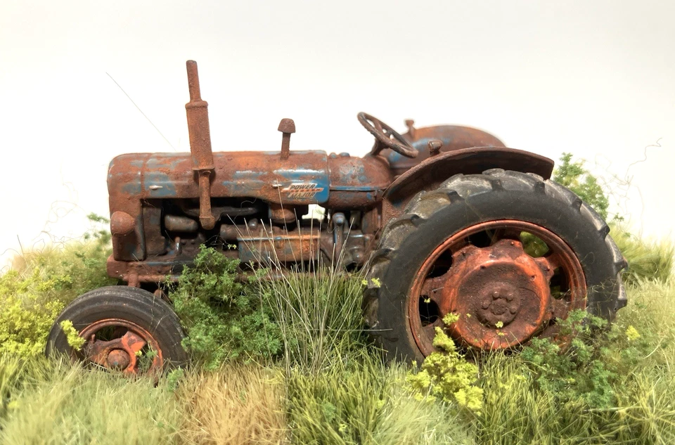 Weathered Barn Find 1958 Fordson Power Major Tractor Universal Hobbies 1/43 - Image 2 of 4